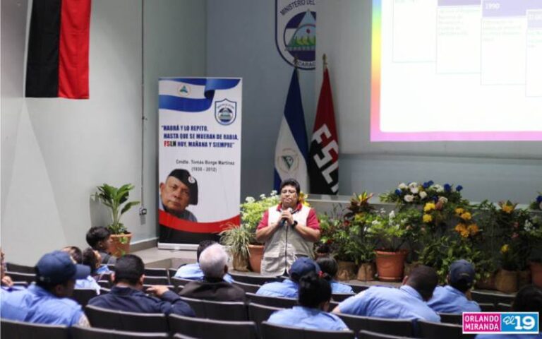 Capacitan a funcionarios del MINT sobre cartilla “Vivir con VIH”