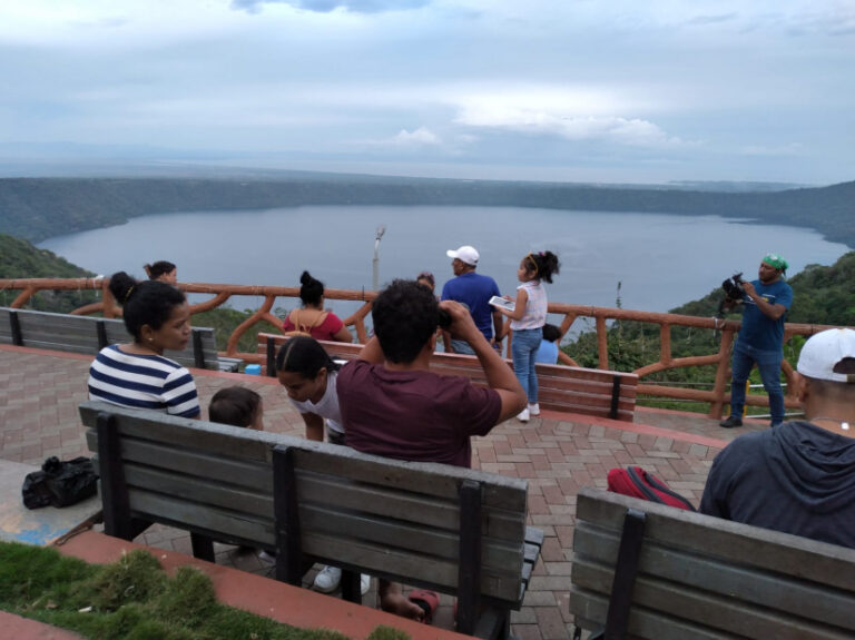 Centenares de turistas visitan el Mirador de Catarina
