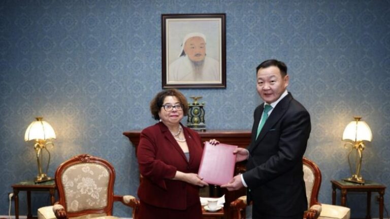 Gobierno saluda a la embajadora Torres quien entrego cartas credenciales en Mongolia
