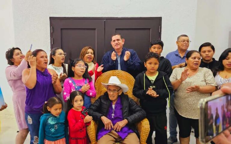 Homenajean al artista popular Don Adán Hernández Rocha en saludo a su cumpleaños 106