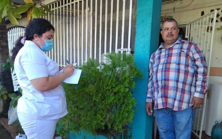 Vacunan contra la Covid-19 a familias de Villa Israel