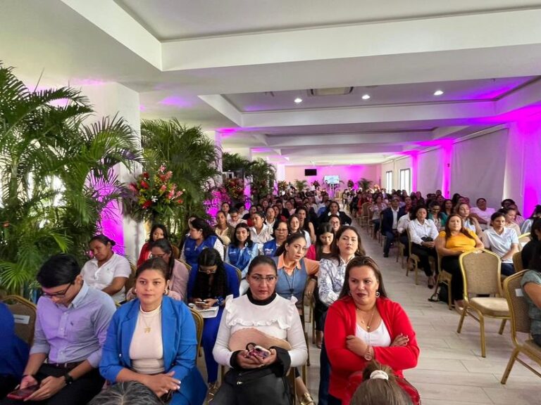 Ministerio de la Mujer certifica a protagonistas de cursos en línea