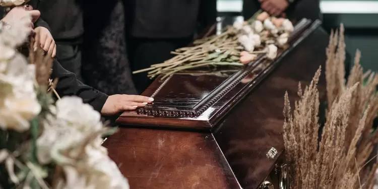 Hombre finge su muerte para irse con la amante. Hasta velorio le realizaron