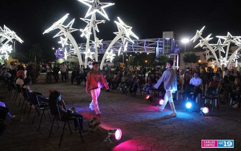 Realizan Pasarela Navideña en Plaza Soberanía
