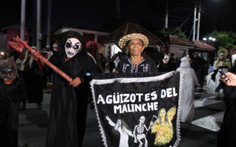 Familias disfrutan del desfile de los Agüizotes en el Puerto Salvador Allende