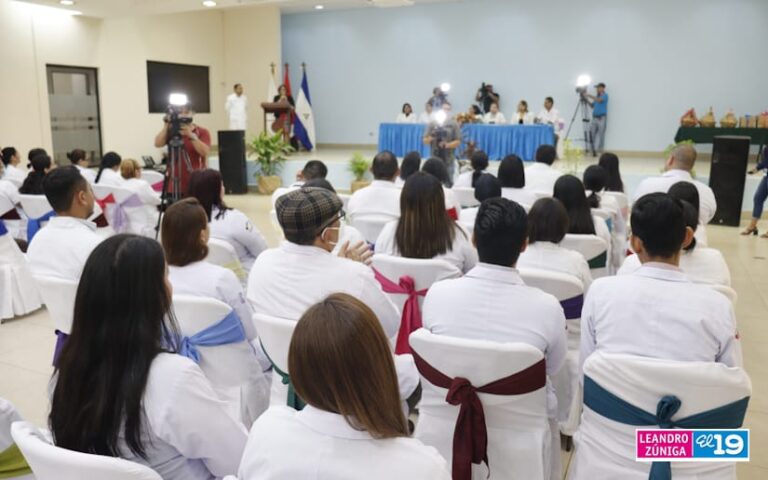 Médicos se gradúan del curso para realizar ecografías en Managua