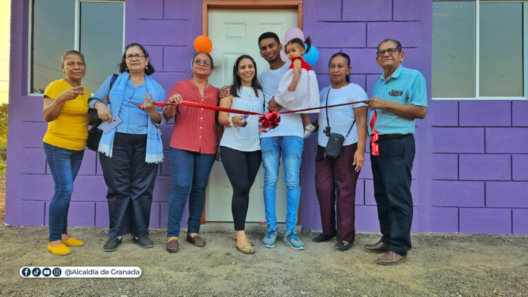 Diez familias de Granada reciben sus nuevas viviendas