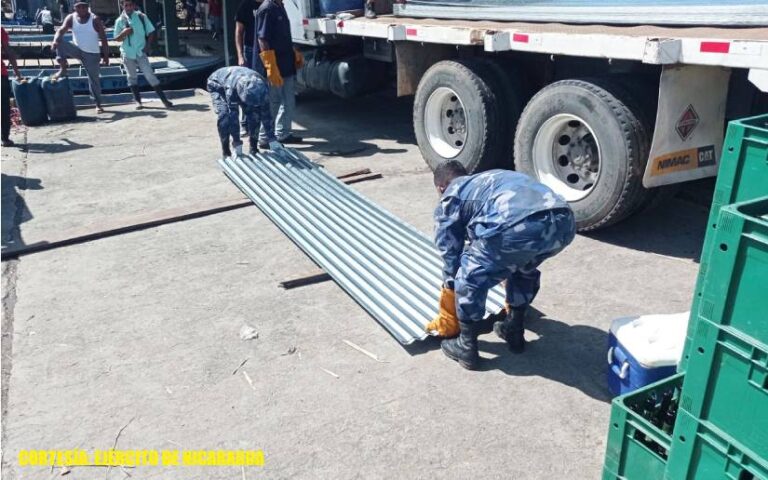 Fuerza Naval realiza descarga de ayuda humanitaria