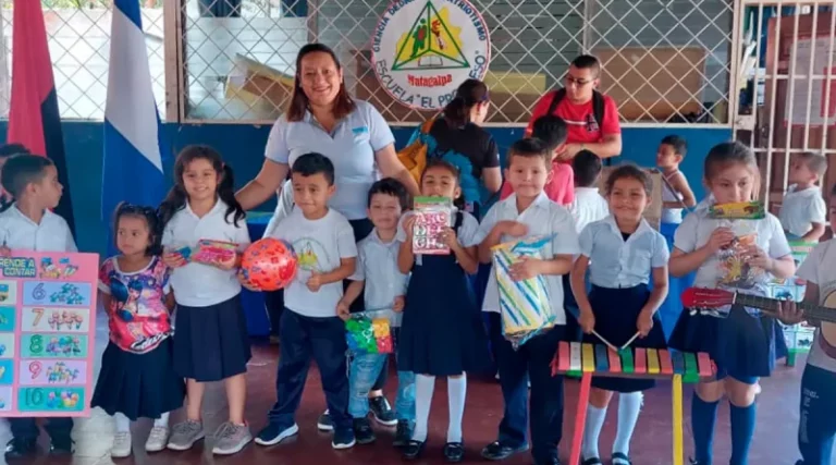 Niños de Matagalpa reciben kits educativos