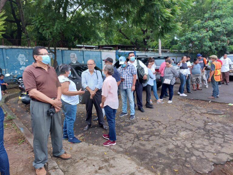 Grandes filas en los Centros de Votación