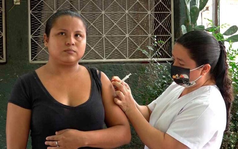 Inmunizan contra la Covid19 a familias del barrio Andrés Castro