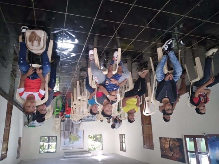 Niños del barrio Carlos Marx visitan el Arboretum Nacional