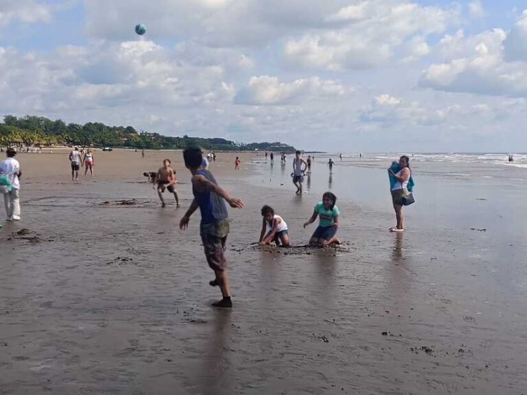 Familias se recrean en la Playa de Pochomil