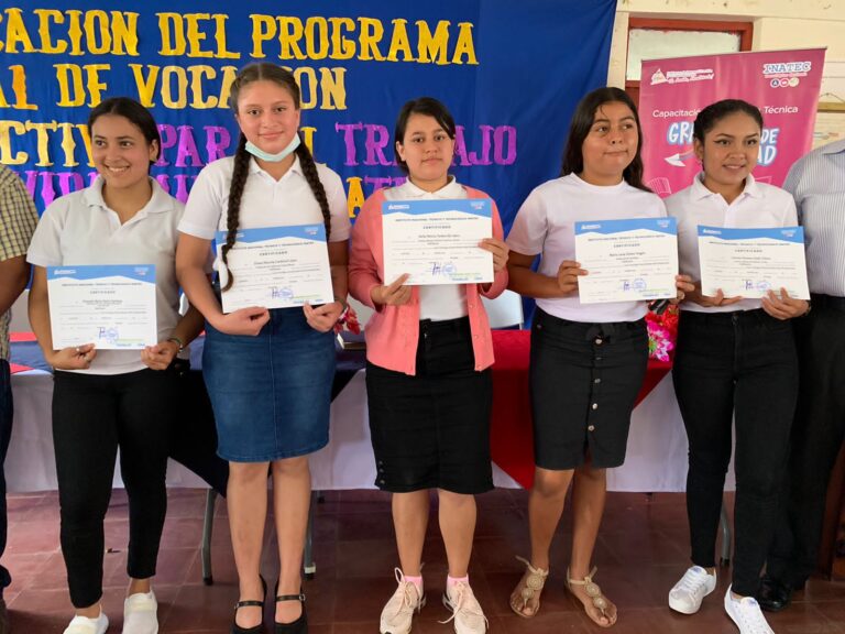 Estudiantes de secundaria a distancia finalizan cursos del Programa de Vocación Productiva