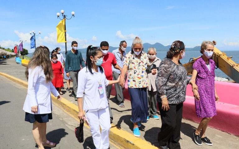 Pacientes del hospital Psicosocial disfrutan de paseo por el Lago Xolotlán