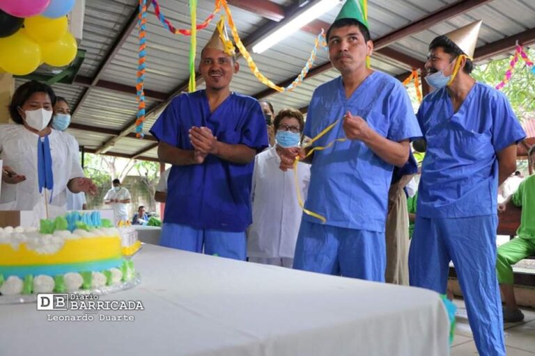 Celebran cumpleaños de pacientes crónicos en el Hospital Psicosocial