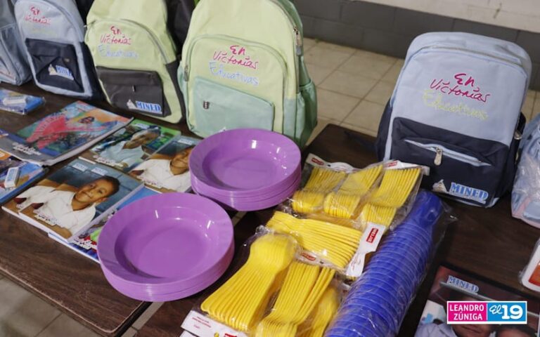 Entregan paquetes escolares en Centros de Estudio del distrito V