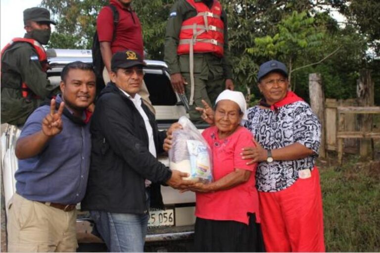 Entregan paquetes alimenticios a familias afectadas por huracán Julia