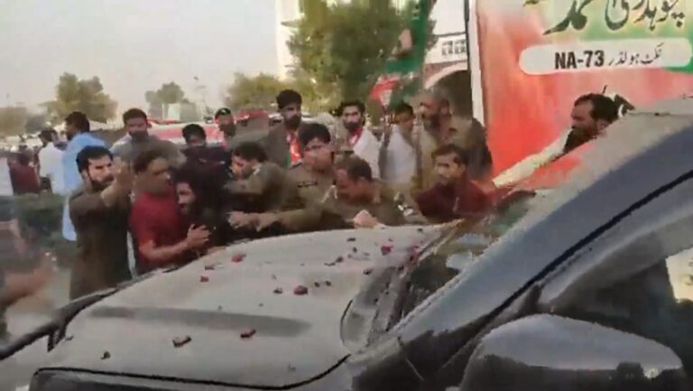 Atacan a ex primer ministro de Pakistán
