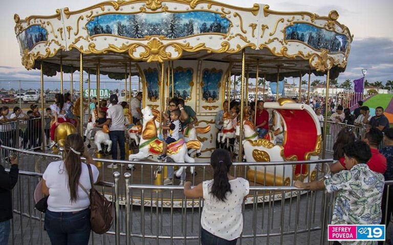 Familias visitan el Parque de la Alegría