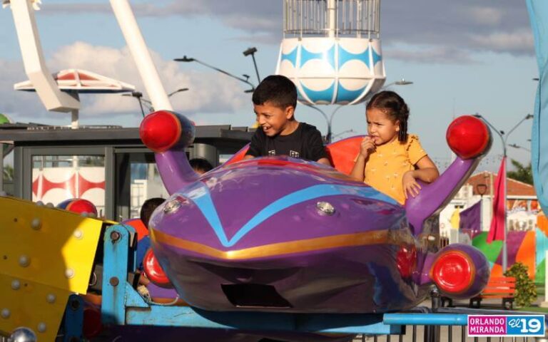 Familias continúan disfrutando en el Parque de La Alegría
