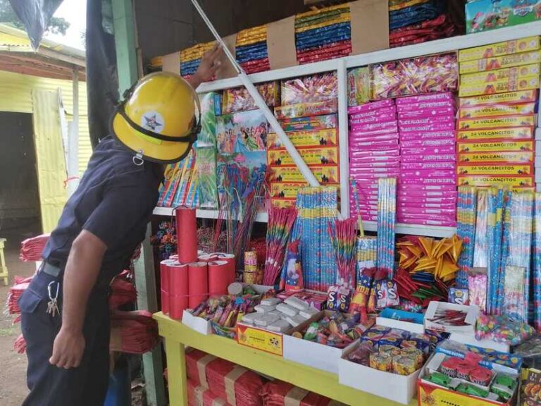 Puestos de Pólvora inspeccionados por bomberos