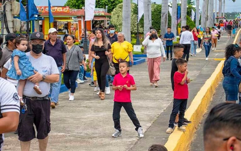 Familias disfrutan de las actividades en el Puerto Salvador Allende