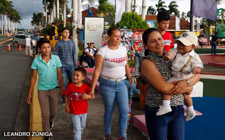 Familias disfrutan de los atractivos que ofrecen los Puertos Turísticos