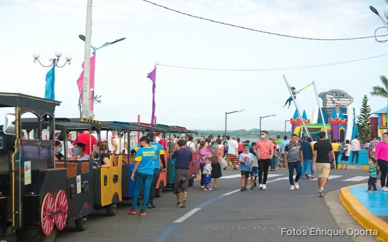 Familias disfrutan del Puerto Salvador Allende