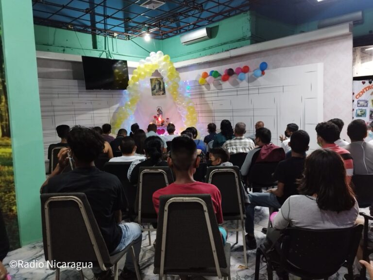 Personas con adiciones participan en cierre de novenario a la Virgen Maria.