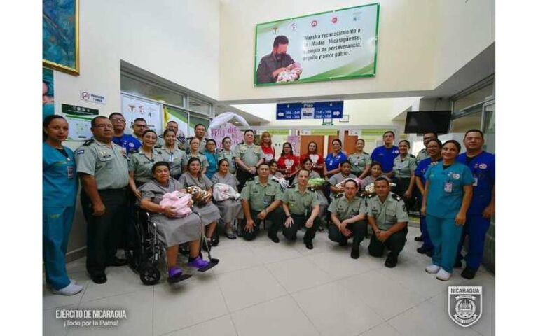 General Julio César Avilés Castillo visitó a madres que dieron a luz en el Hospital Militar