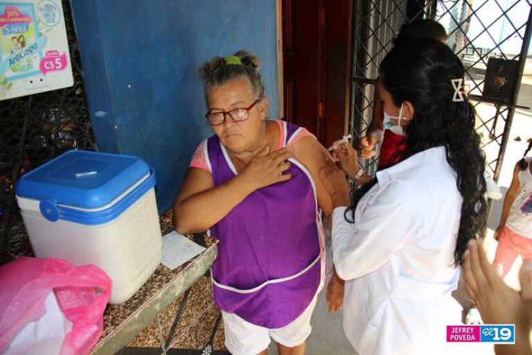 Familias de Mateare se vacunan contra la Covid 19