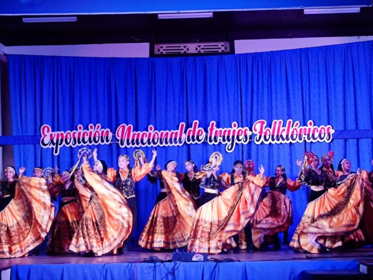 Realizan exposición de trajes folclóricos en Jinotepe