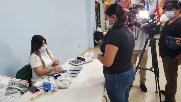 Trabajadores del MINED reciben su salario de noviembre