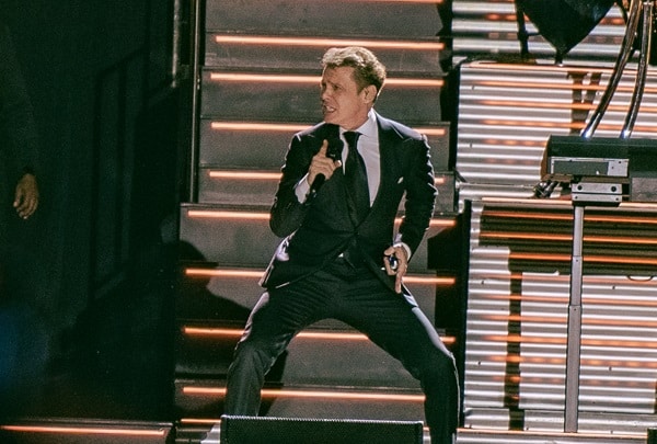 Luis Miguel recibe aplausos y adivina porque