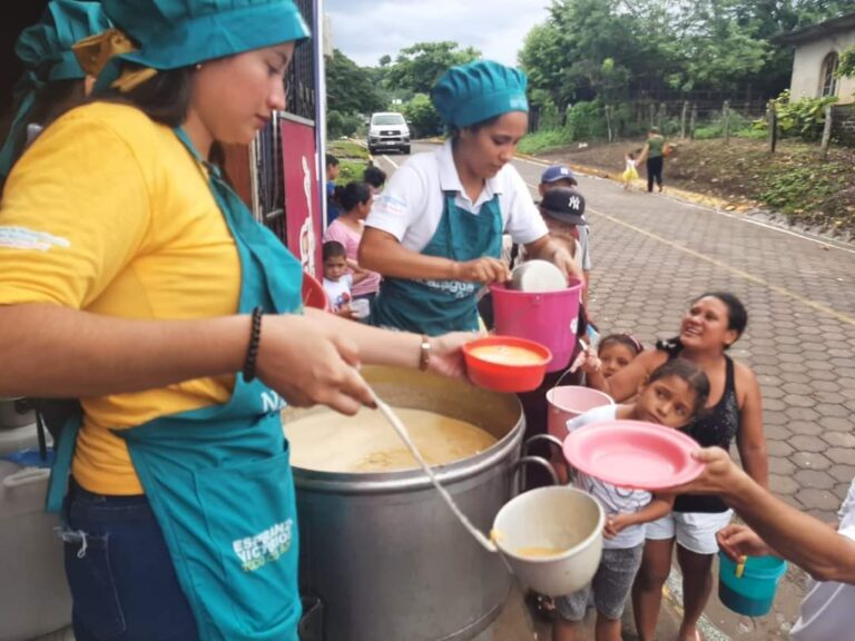 Preparan la sopa de huevos de toros más grande de Nicaragua