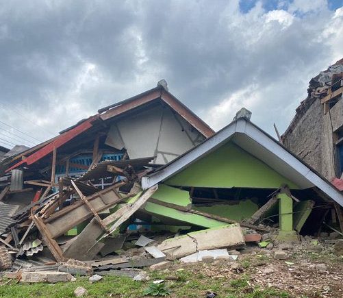 Sismo en Indonesia deja 55 fallecidos y 700 lesionados