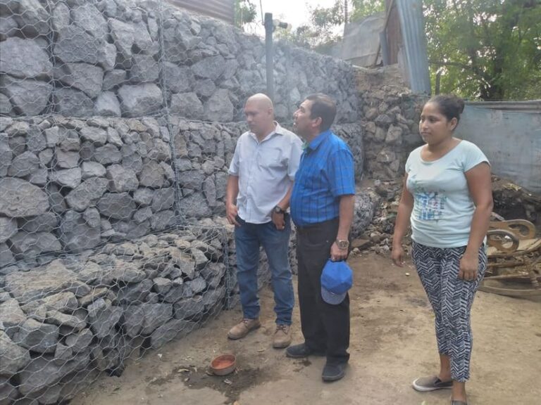 Personal Operativo de la Alcaldía construye gaviones en el barrio Carlos Núñez