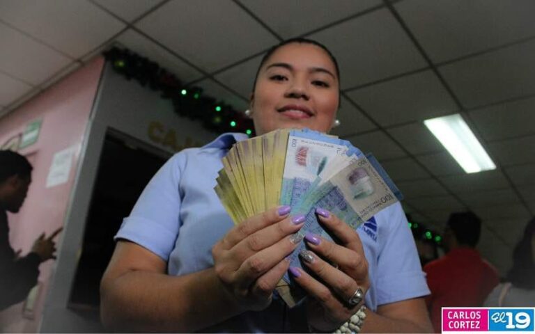 Trabajadores del MINSA reciben su salario de diciembre