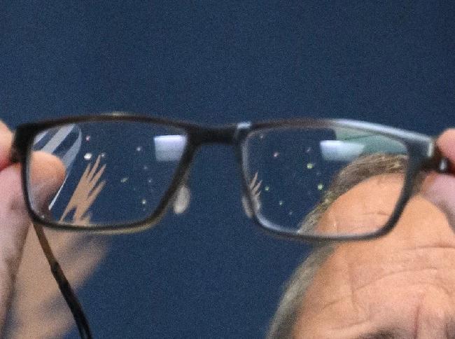 Impiden a un reo usar lentes porque se ve “amenazante”