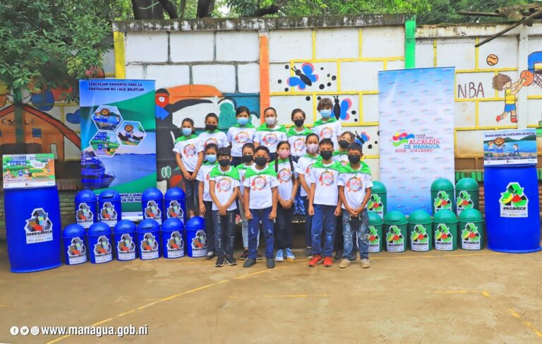 Entregan depósitos para residuos sólidos en el Centro Escolar Barrilete de Colores