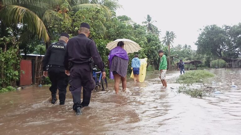 El Salvador evacúan a decenas de familias por desbordamiento de río