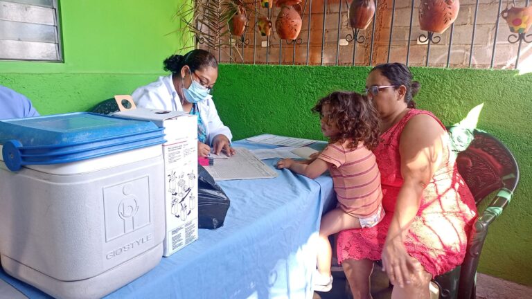 Familias del barrio Nora Astorga se atienden en Feria de Salud