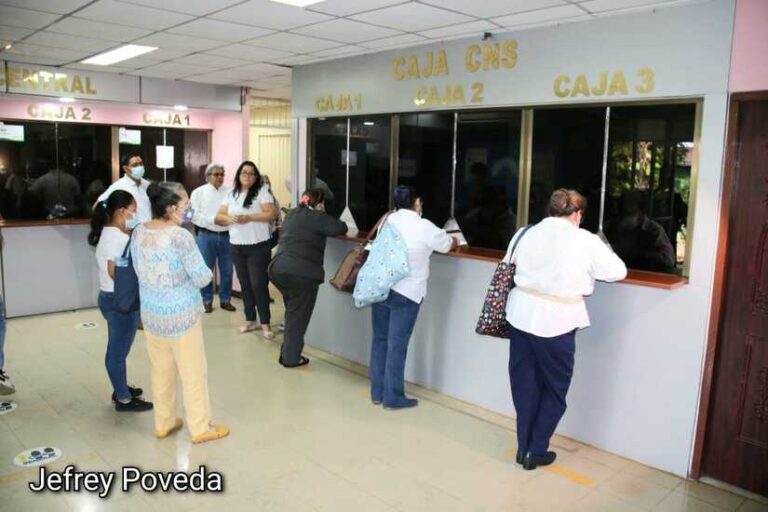 Servidores públicos del MINSA reciben su salario