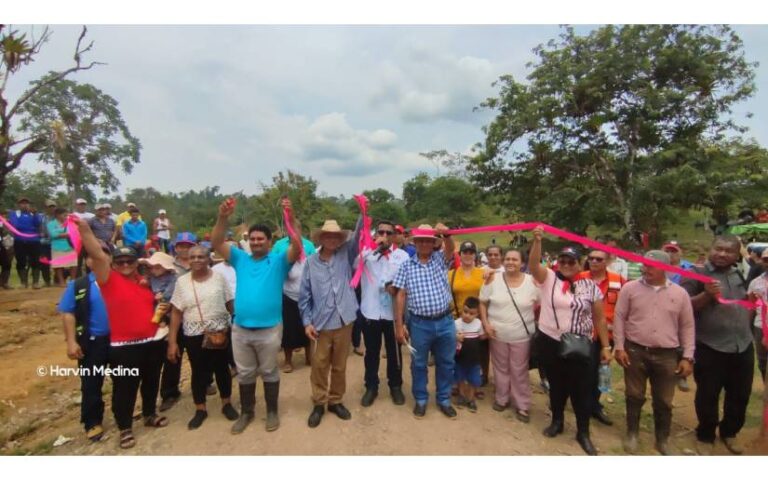 Inauguran caminos productivos en Bonanza