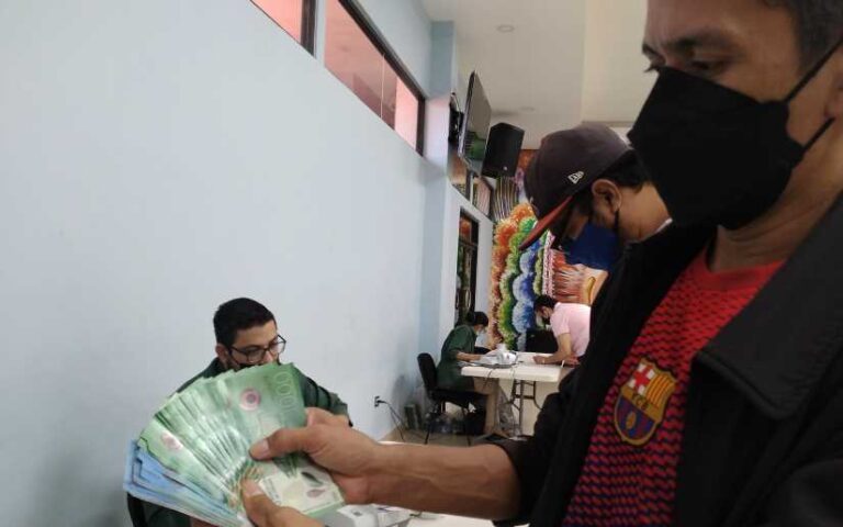 Servidores del MINED reciben salario de octubre