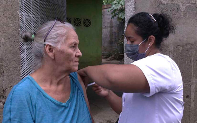 Pobladores del barrio Frawley son vacunados