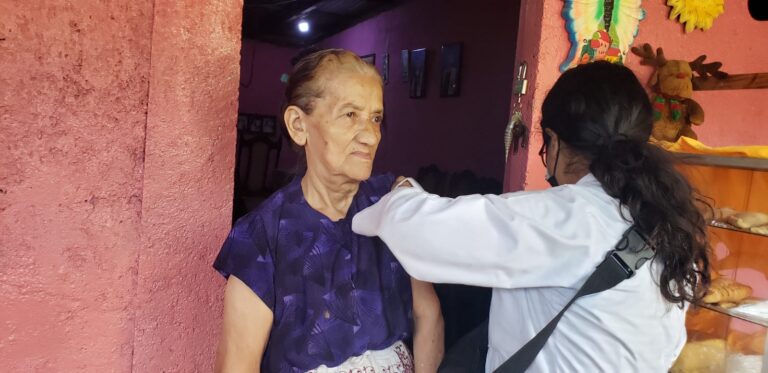 Vacunan contra la Covid 19 a familias del Distrito VI