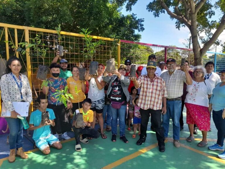 Realizan jornada de reforestación en el Parque Walter Ferreti