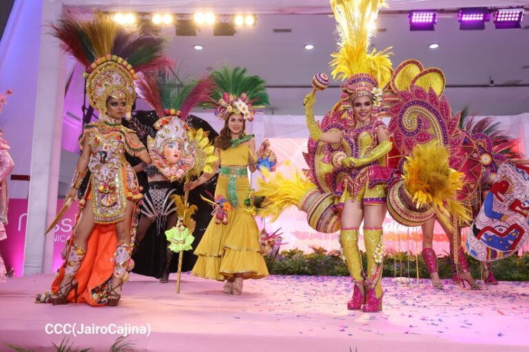 Miss Teen Nicaragua 2024 presenta a las 16 jóvenes luciendo trajes de fantasía para el certamen